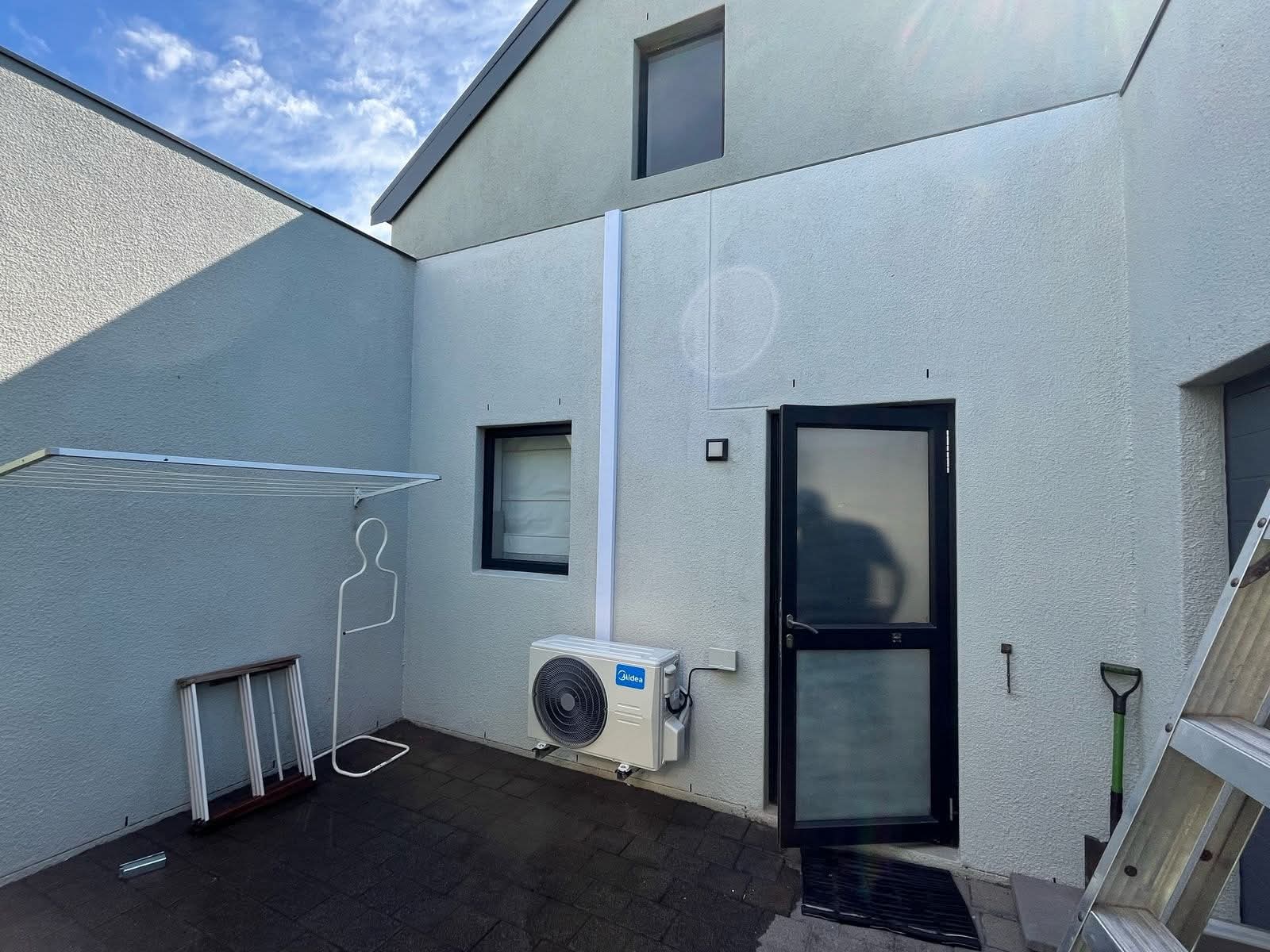 Courtyard condenser with neat trunking