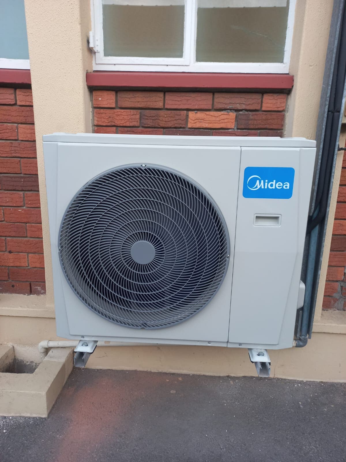 Outdoor condenser unit fitted