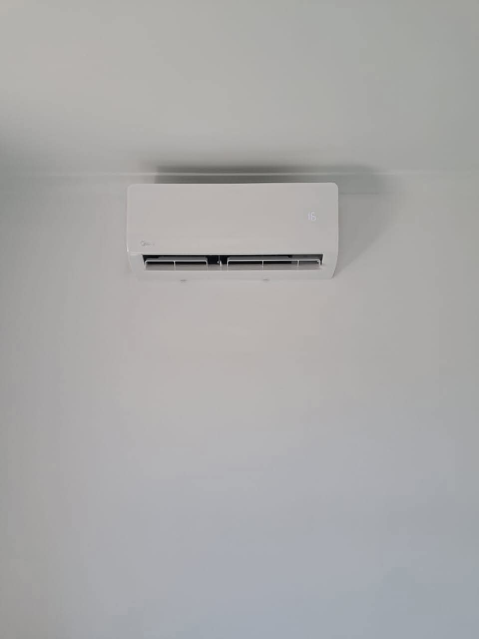 Midea wall-split mounted and running