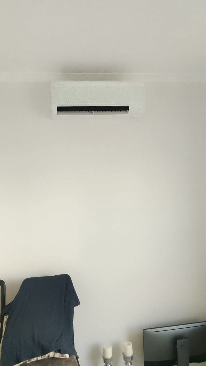 Samsung wall-split in a main bedroom