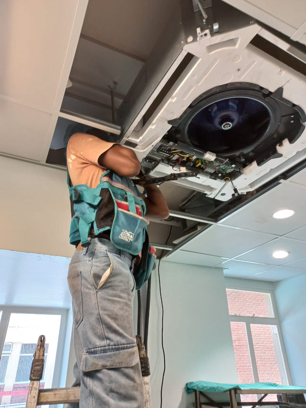 Servicing a ceiling unit